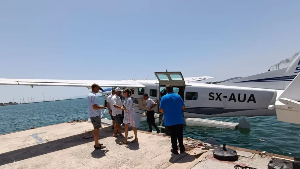 αποβίβαση επιβατών από υδροπλάνο Hellenic Seaplanes