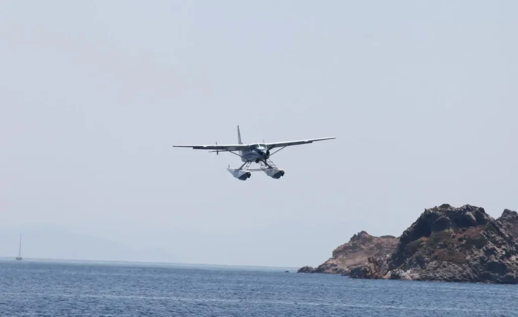 στιγμιότυπο από υδροπλάνο της Hellenic Seaplanes στον αέρα