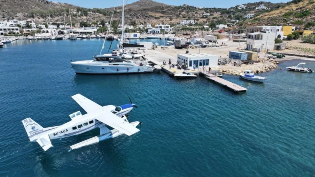υδροπλάνο της Hellenic Seaplanes προσεγγίζει το λιμάνι της Πάτμου