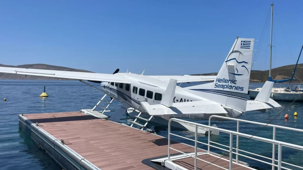 υδροπλάνο της Hellenic Seaplanes στις θαλάσσιες εγκαταστάσεις υδατοδρομίου