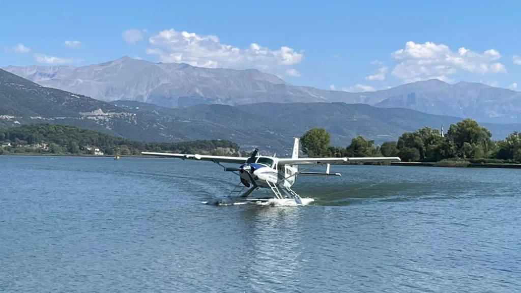 υδροπλάνο της Hellenic Seaplanes προσθαλασσώνεται σε λίμνη